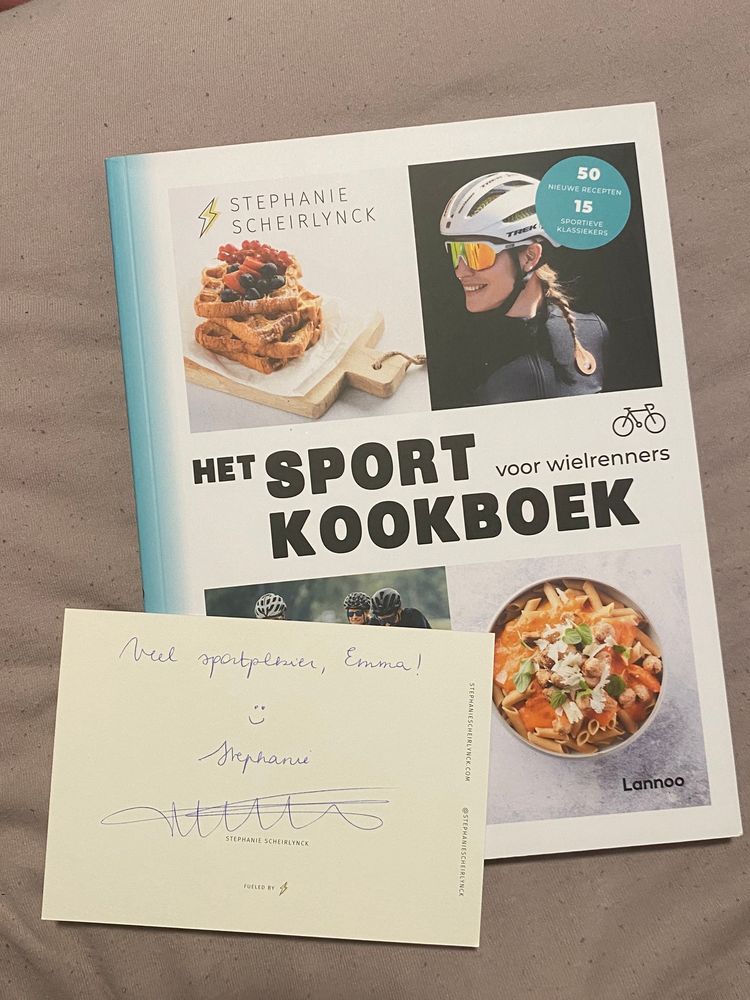 Das Buch “Het Sport Kookboek voor wielrenners” von Stephanie Scheirlynck, mit einer handgeschriebenen Grußkarte von ihr 