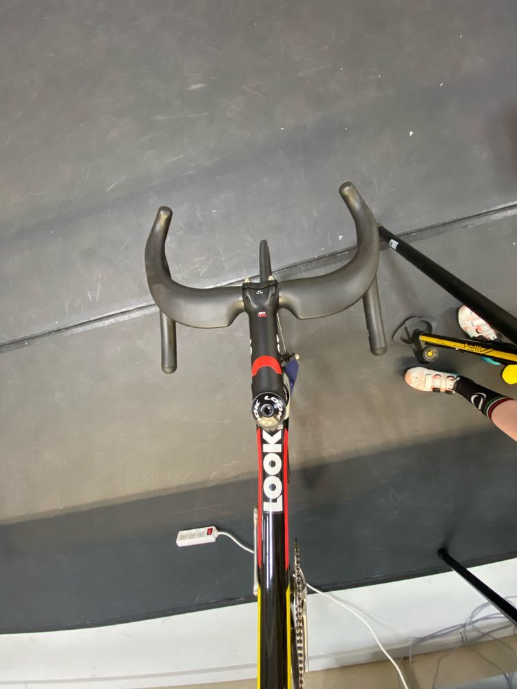 Ein Look Bahnrad von oben fotografiert, man sieht wie lang der Vorbau ist 