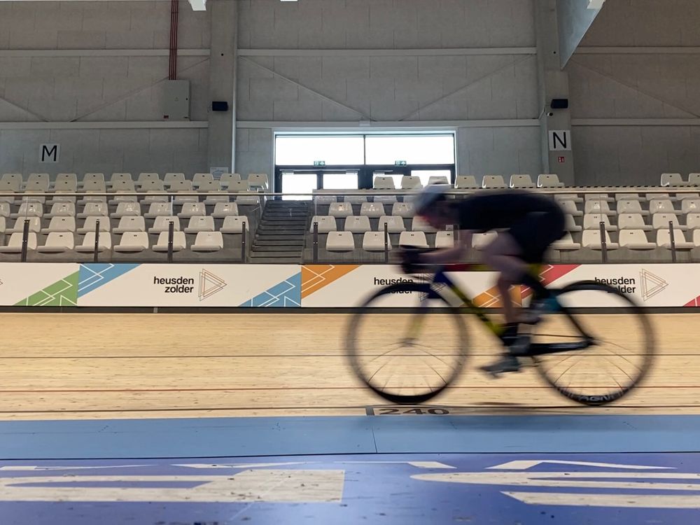 Ein verschwommenes Bild von mir auf dem Look Bahnrad, ich bin in einer relativ flachen Position 