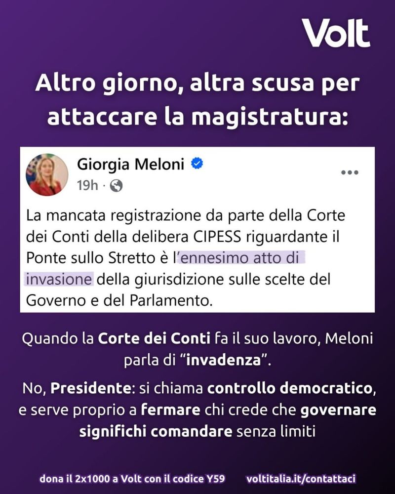 Grafica politica di Volt Italia con sfondo viola e post di Giorgia Meloni che definisce “atto di invasione” la decisione della Corte dei Conti sul Ponte sullo Stretto di Messina. Testo di Volt difende il controllo democratico e critica Meloni per attacchi alla magistratura.