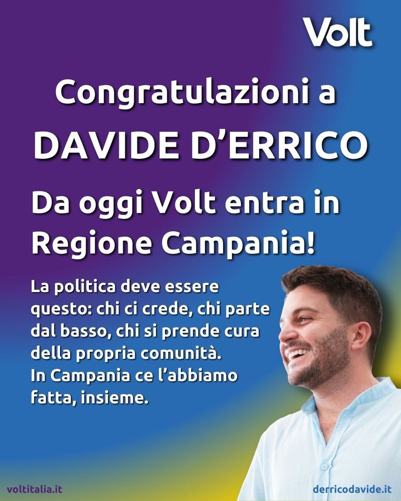 Slide grafica istituzionale di Volt: sfondo con gradienti viola-blu-giallo. Testo “Congratulazioni a Davide D’Errico. Da oggi Volt entra in Regione Campania!”. A destra ritratto di Davide D’Errico sorridente, candidato eletto alle elezioni regionali campane. In basso i siti voltitalia.it e derricodavide.it.
