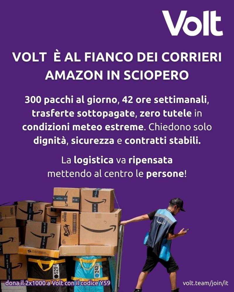 Immagine con sfondo viola di un post di Volt Italia a sostegno dello sciopero dei corrieri Amazon. In alto, il logo di Volt. Il testo recita: “Volt è al fianco dei corrieri Amazon in sciopero. 300 pacchi al giorno, 42 ore settimanali, trasferte sottopagate, zero tutele in condizioni meteo estreme. Chiedono solo dignità, sicurezza e contratti stabili. La logistica va ripensata mettendo al centro le persone!” In basso a sinistra, un invito a donare il 2x1000 a Volt con il codice Y59; in basso a destra, il link "volt.team/join/it". In primo piano, un corriere Amazon in divisa blu che trascina un carrello carico di pacchi con il logo Amazon.