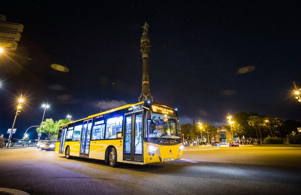 Un autobús nocturno de Barcelona pasando por la plaza de Colón, de noche. La red de Nit Bus (Noche Bus en español, vamos, una red de autobuses nocturna) está gestionada por los operadores Tusgsal y Avanza. Dicho bus, como el resto de la flota, suelen presentar diseños en amarillo y gris con las puertas de acceso resaltadas en color negro.
