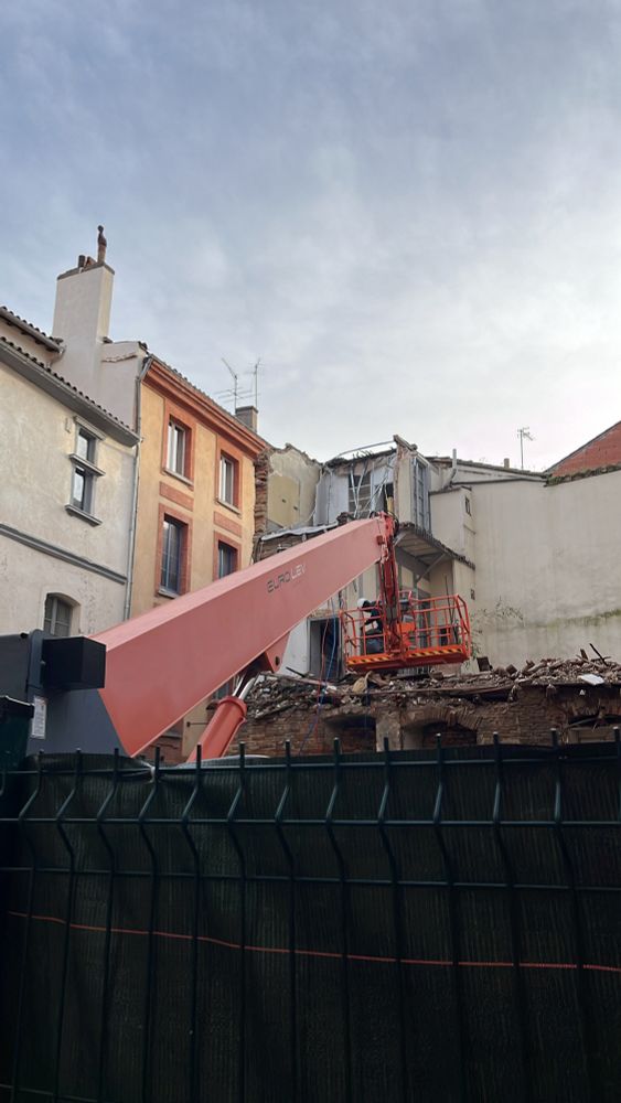 Toulouse s’effondre.