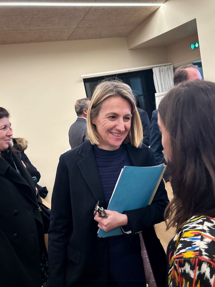 La ministre chargée du travail Astrid Panosyan-Bouvet échange avec l'auteure de l'étude sur l'intelligence artificielle. L'auteure est de dos, seul le visage de la ministre est visible.