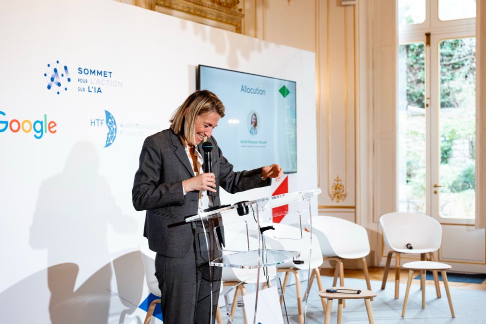 La ministre chargée du Travail et de l’Emploi prononce son discours.