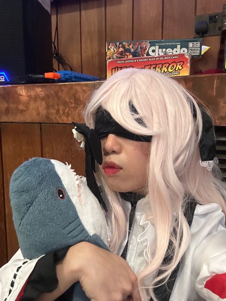 mizu5 cosplayer with a blahaj