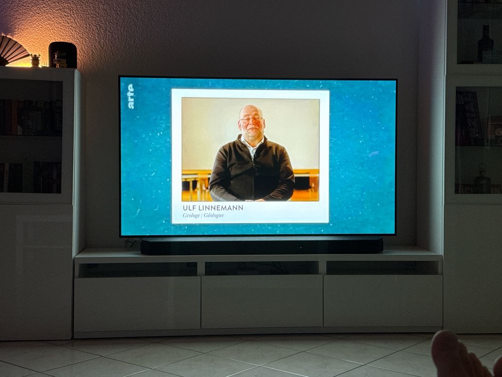 TV Gerät auf einem HiFi rack mit Arte auf den Bildschirm