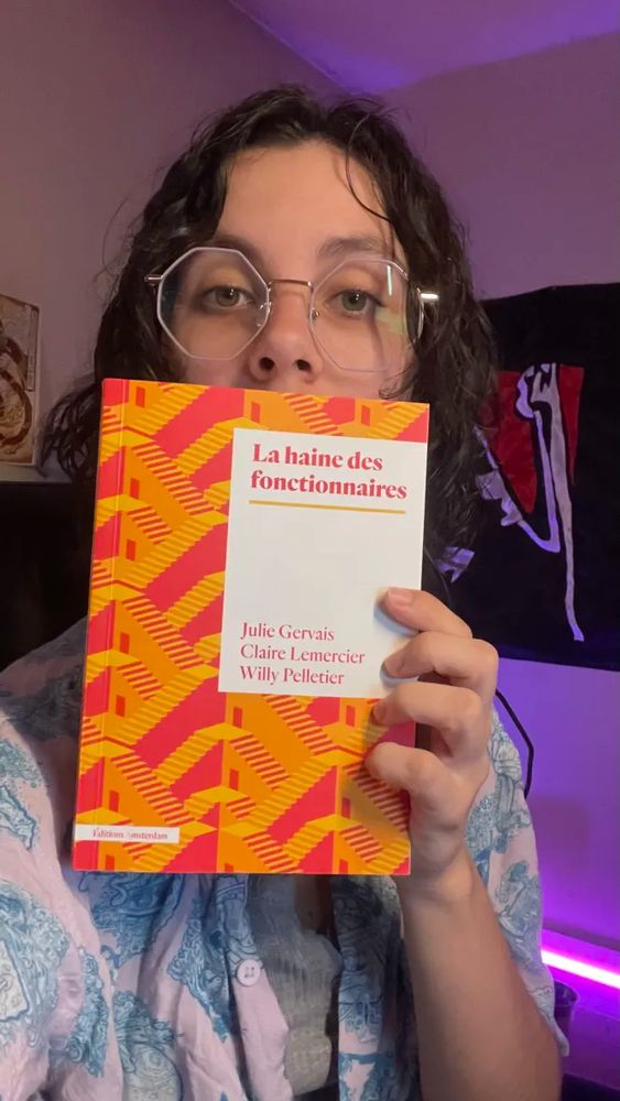Ma tête tenant le livre "la haine des fonctionnaires" de Julie Gervais, Claire Lemercier et Willy Pelletier 