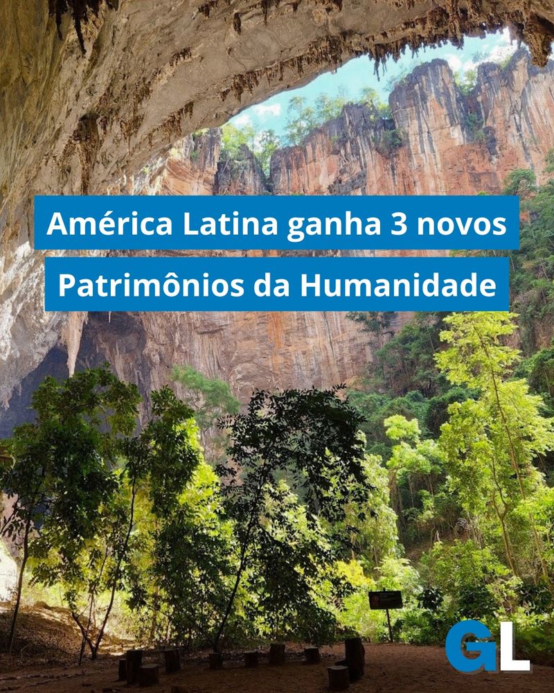 Cavernas do Peruaçu, em Minas Gerais, no Brasil, com sol e árvores na parte externa.