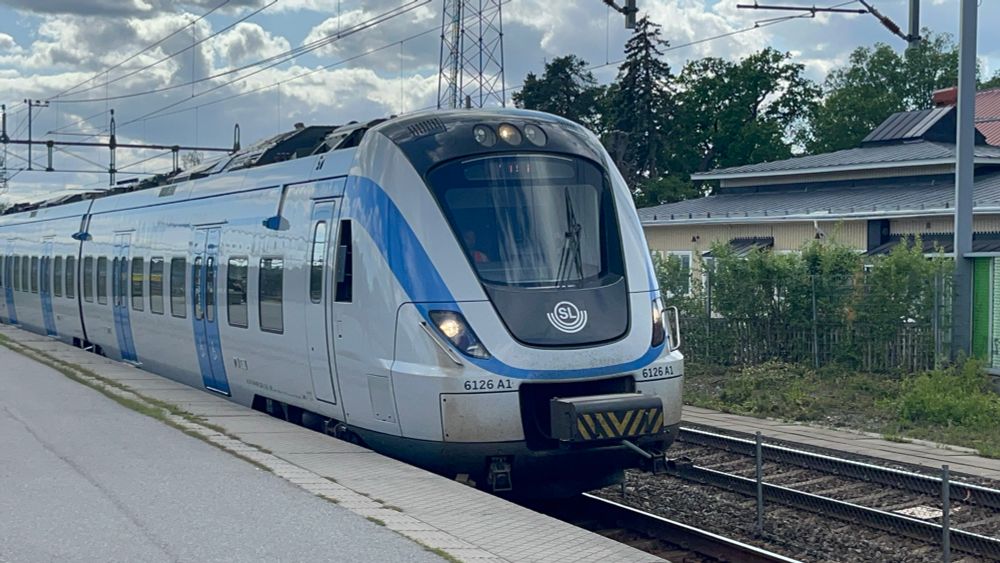 An arriving Pendeltåg X60 trainset
