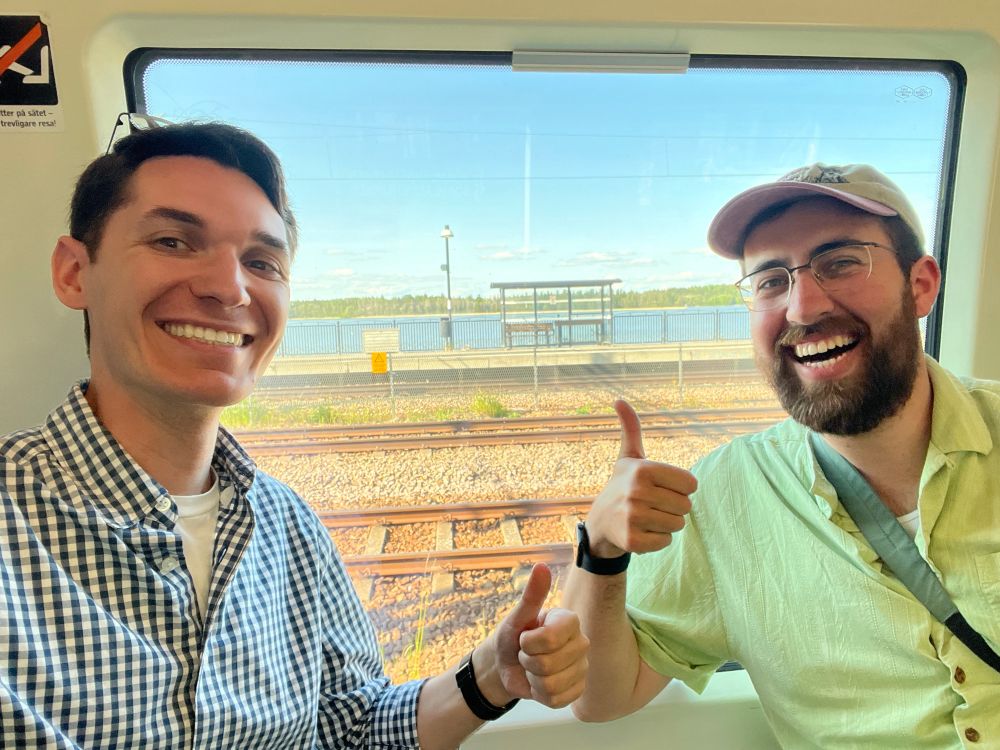 The traditional commemorative completion pose of thumbs-up on the train, with a work friend who joined.