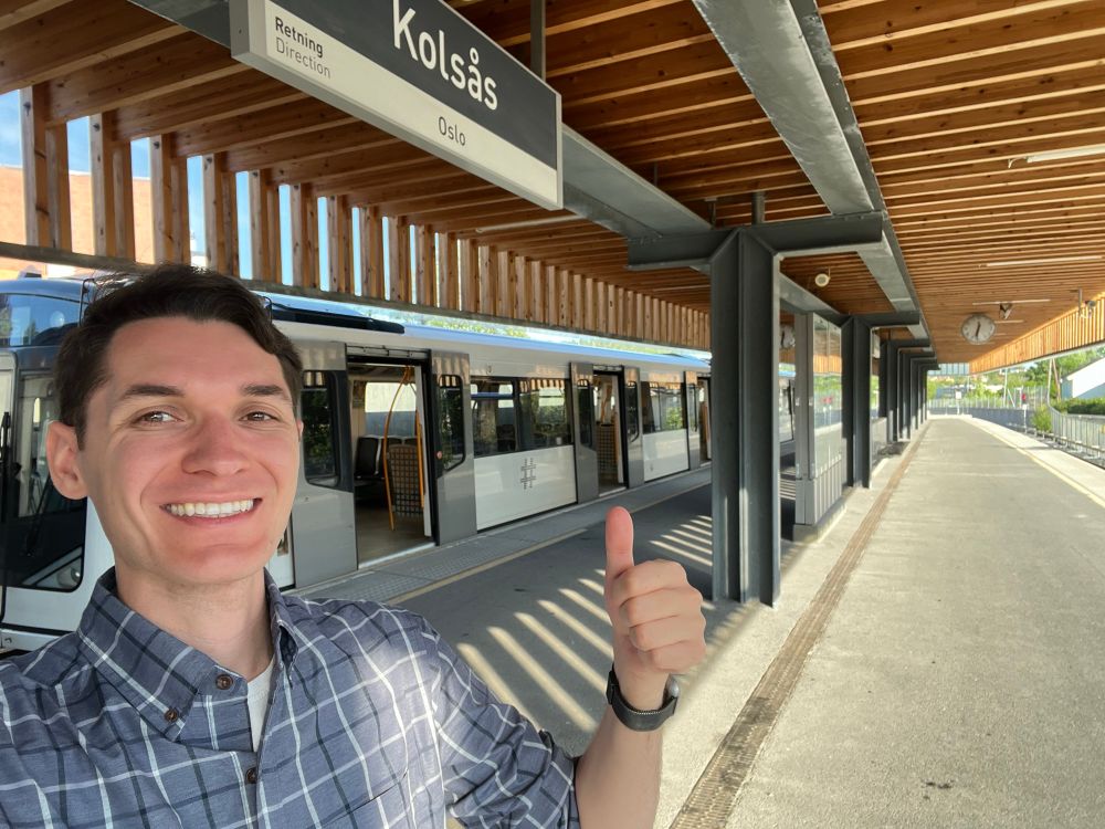 Kolsås station platform, with a train to Oslo behind.