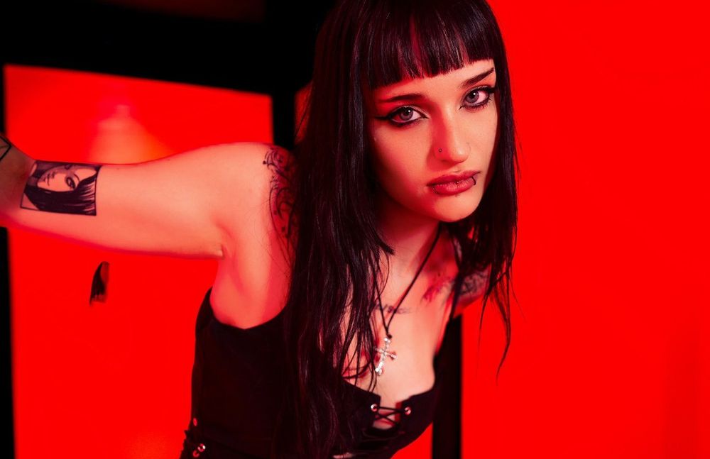 A photo of Niki Nihachu in goth attire.