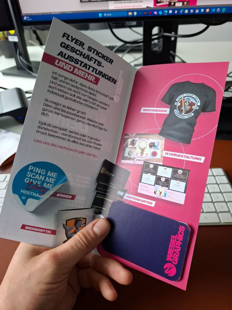 Mittelteil des Flyers mit Infotext, Printbeispielen und einer eingeklebten Visitenkarte 