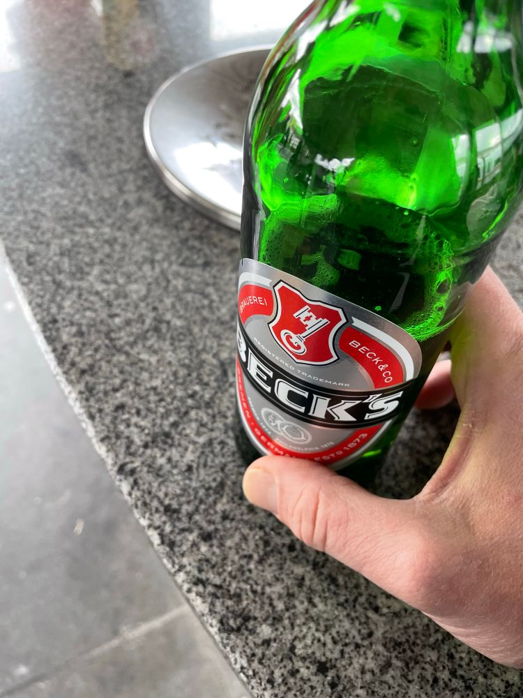 Becks Bier am Bahnsteig am trinkne 