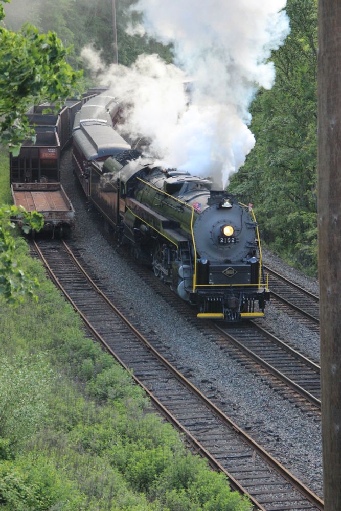 Reading Blue Mountain and Northern 2102 rounding a curve south of Port Clinton.