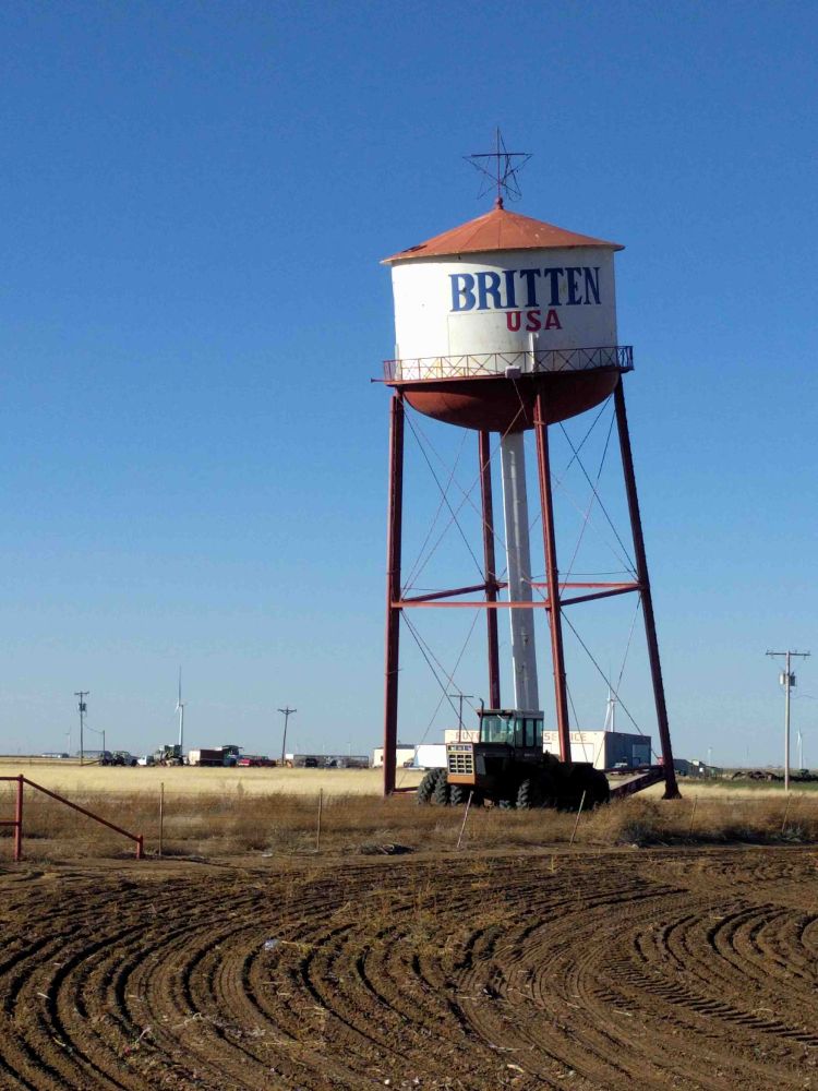 A leaning water tower. Painted on the tank: Britten USA.
