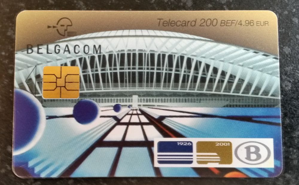 Le recto d'une ancienne carte téléphonique Belgacom émise dans le cadre des 75 ans de la SNCB aux couleurs bleues et cuivrées, avec la puce, le logo de Belgacom ainsi que celui de la SNCB  accompagné du double sigle 1926-2001, ainsi que la mention "Telecard 200 BEF / 4.96 EUR".