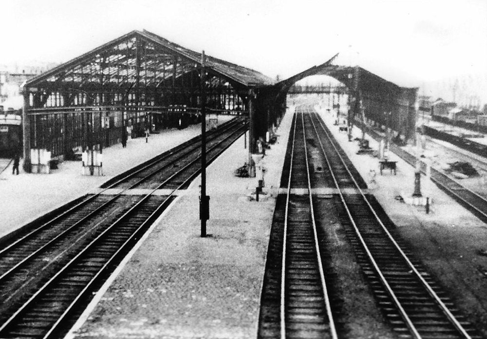 Les 2 halles de la verrière de la gare, dont la structure a été endommagée par les bombardements alliés.