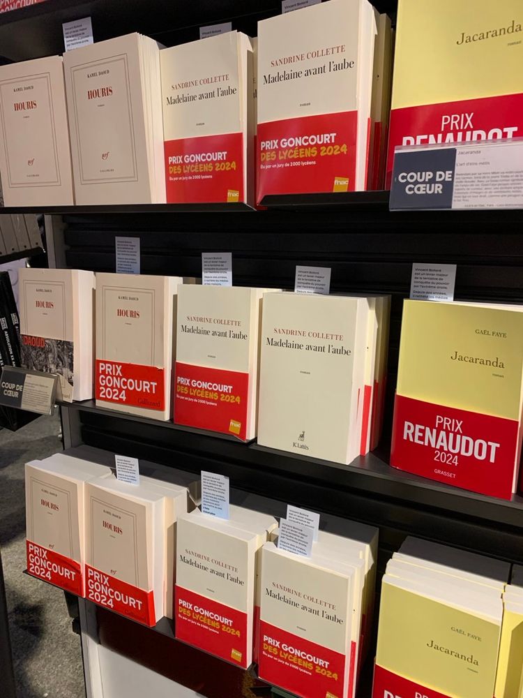 Marque-pages dans les livres des maisons d'édition Bolloré