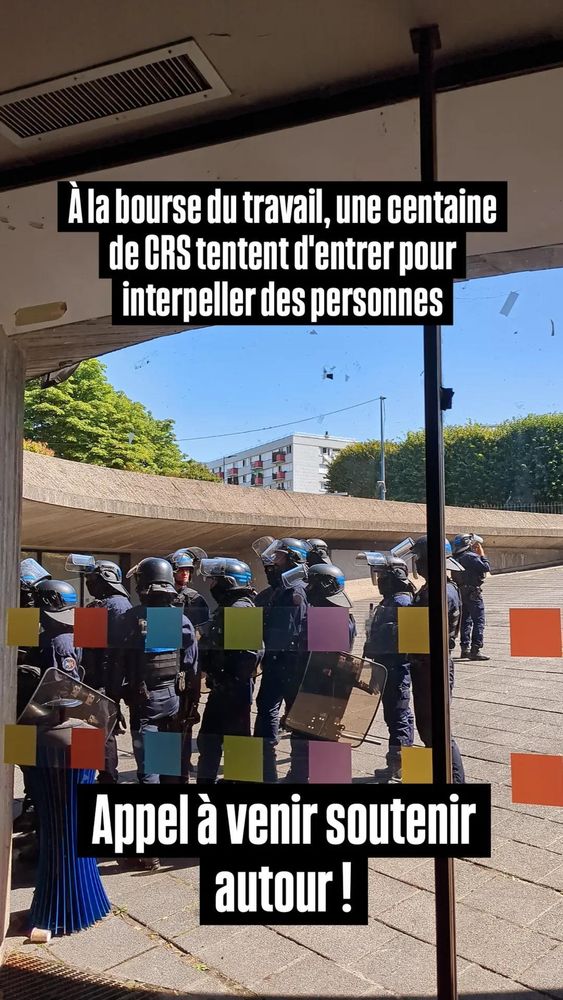 Les CRS tentent d'entrer dans la bourse du travail