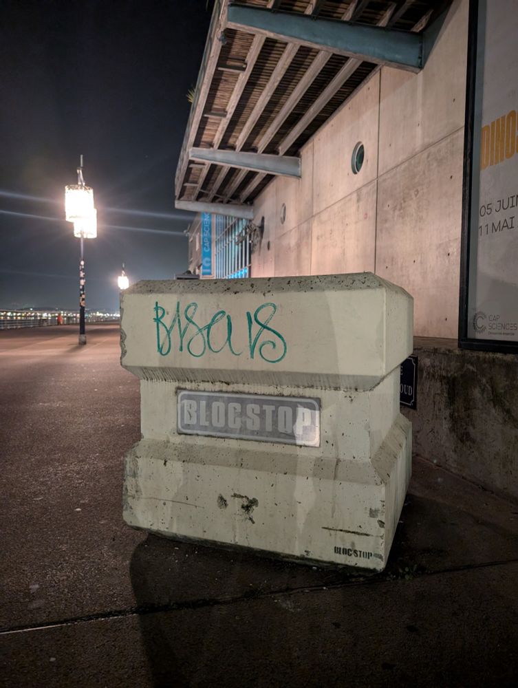 Un bloc en béton avec écrit 'bisous' dessus