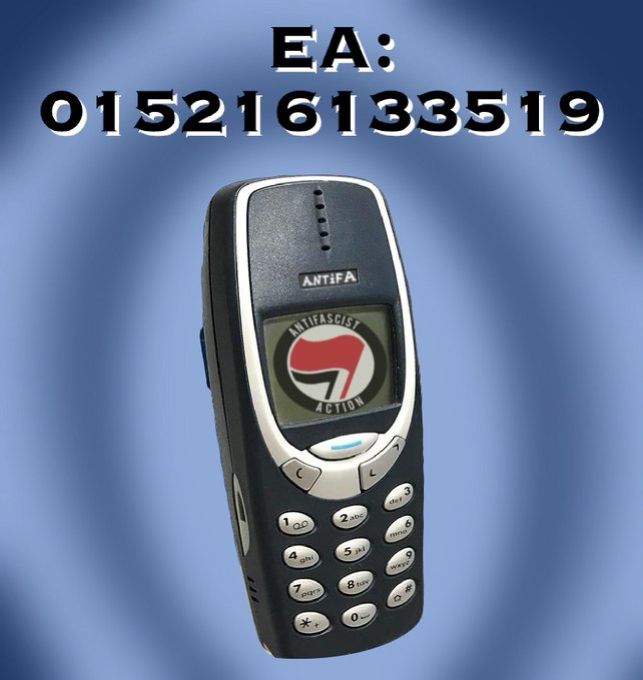 Das Bild zeigt ein Handy und die EA-Nummer: 015216133519.