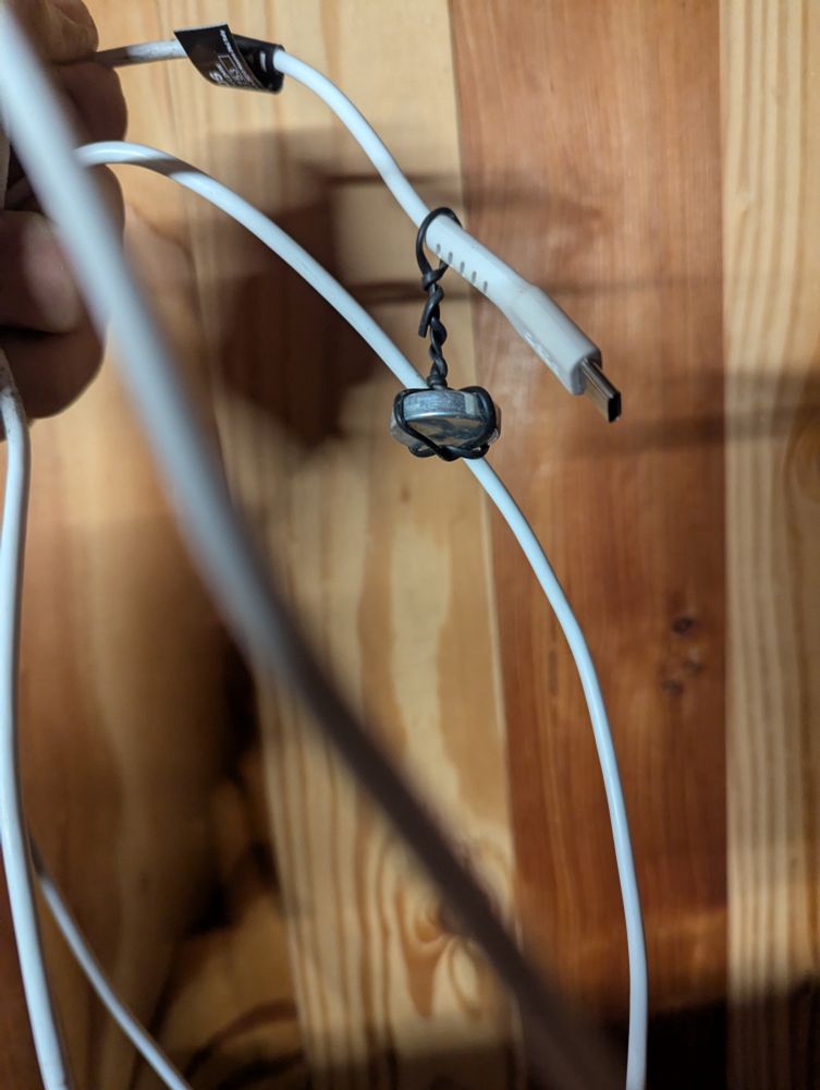 Magnet mit einem Draht an keinem usb-c Kabel befestigt 