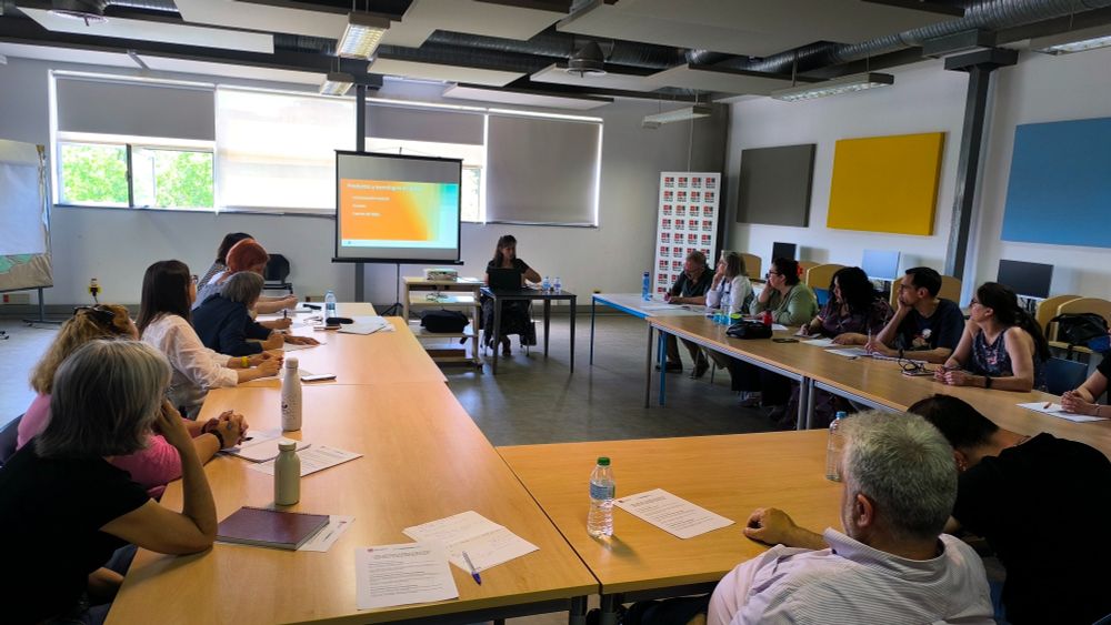 Una de las profesoras con los alumnos del curso.