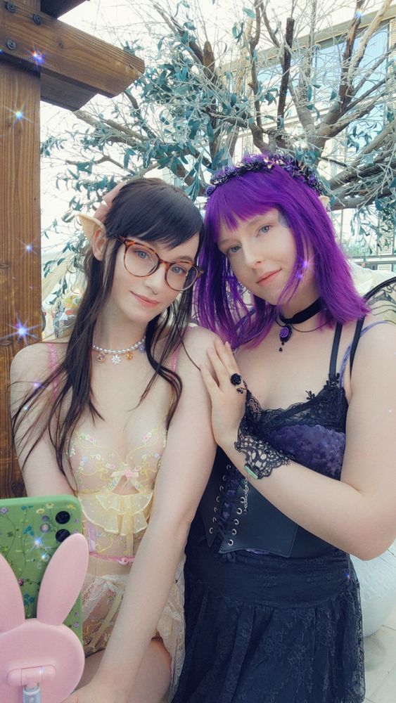 Faye and XyliaFae posing cutely together at the MFC Social while dressed as Seelie and Unseelie Court faeries 