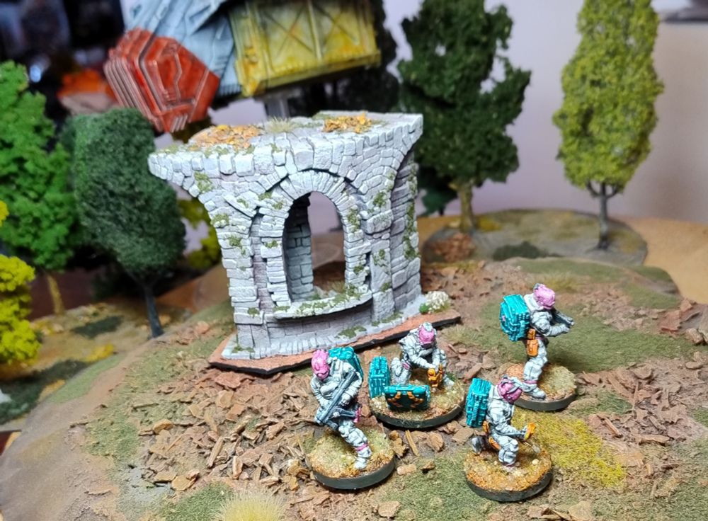 4 28mm sci fi army medics miniature models. 