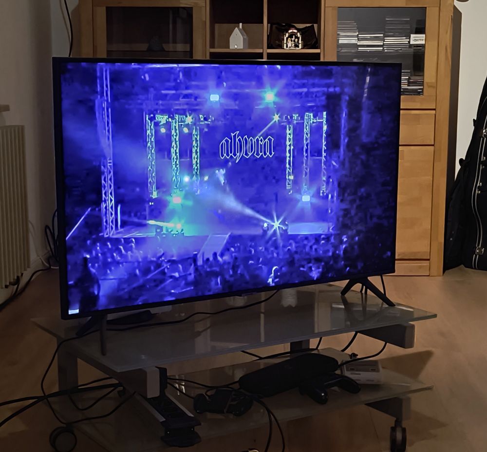 Das Bild zeigt einen Fernseher, auf dem eine Show der deutschen Wrestlingliga wXw läuft.