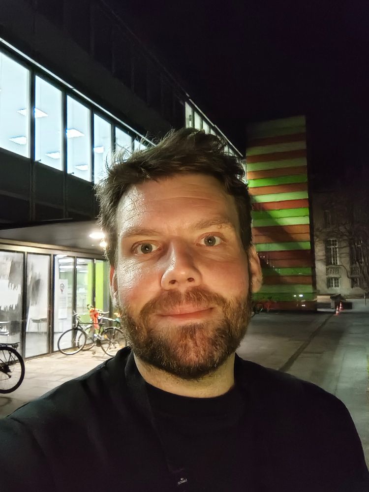 Ein Selfie von mir um 5 Uhr morgens, nach dann bereits 11 Stunden Event der Langen Nacht in Tübingen. Ich stehe vor dem Haupteingang und sehe so aus, wie ich mich fühle, also sehr müde.