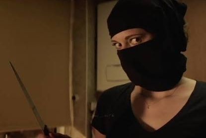 Cena da série Fleabag, mostra uma mulher adulta com o rosto escondido e uma faca na mão, indo assustar o namorado no banho