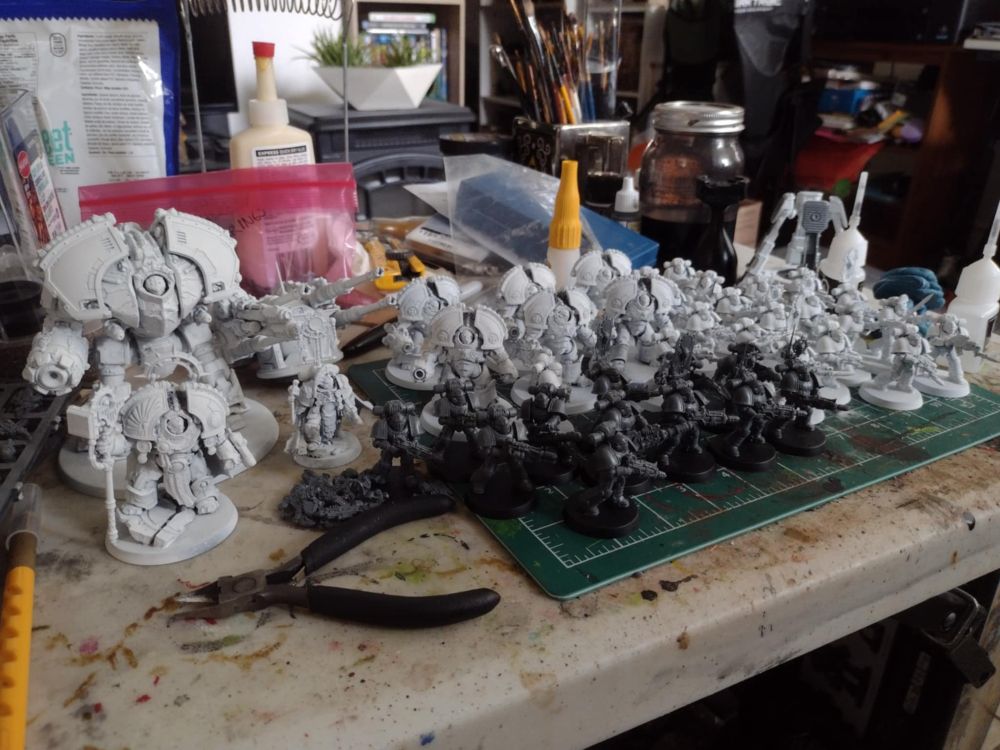 My dirty ass table covered in Warhammer guys