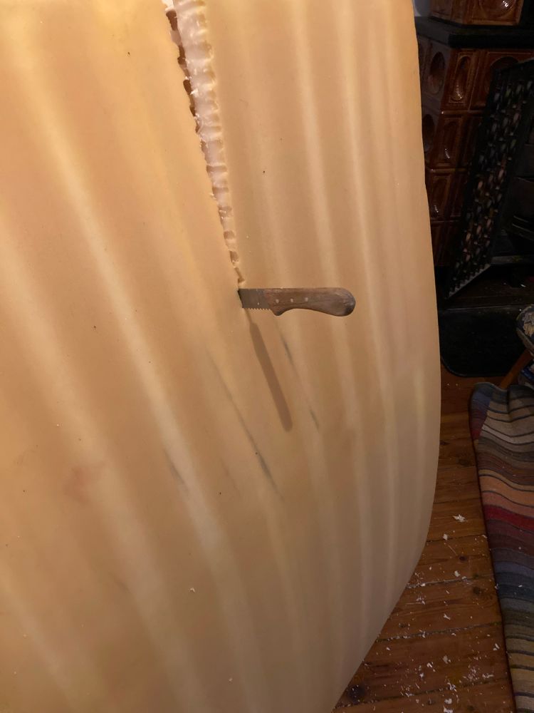 brot messer steckt in einer schaum stoff mattatze