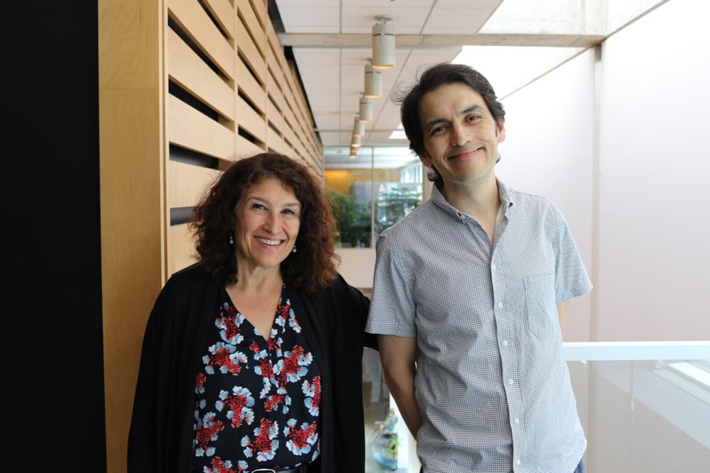 Catherine et Oscar, bibliothécaires à BAnQ, sourient à la caméra.