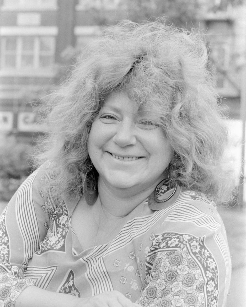 La poète Denise Boucher sourit, face à la caméra. 