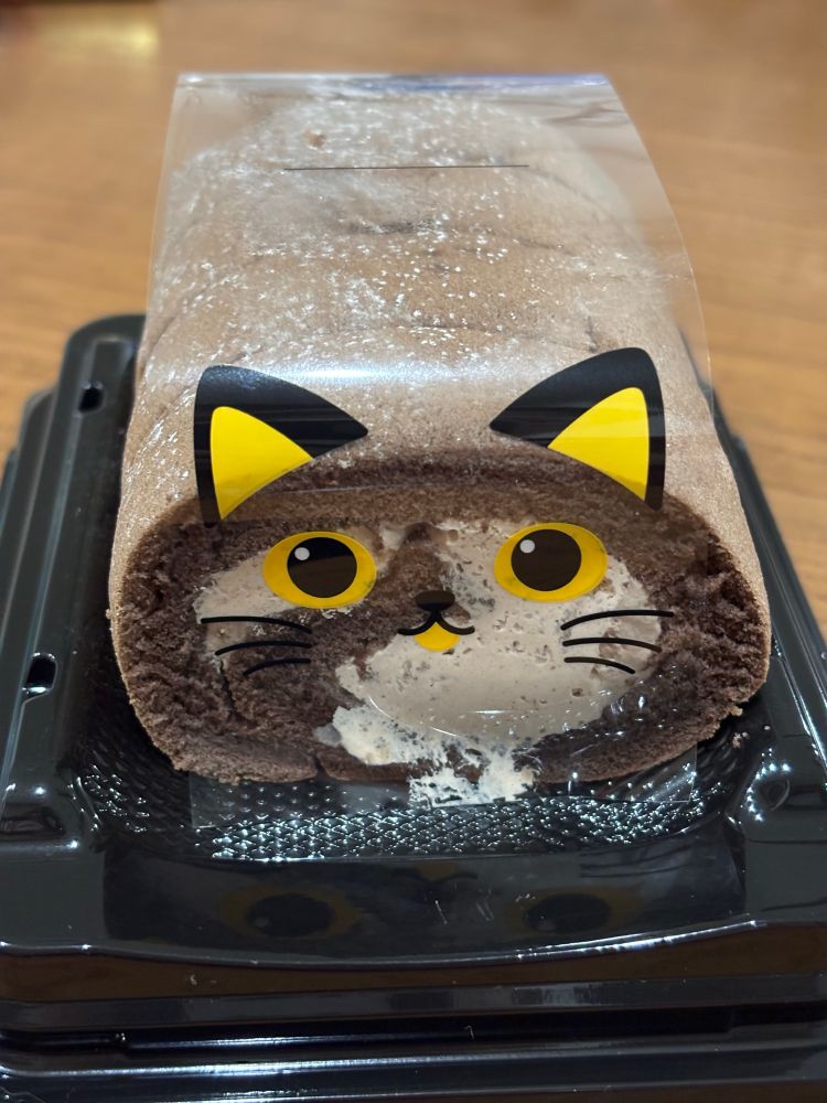 チョコロールケーキにフィルムで猫の顔と耳をつけたハロウィンのコンビニスイーツ
前から