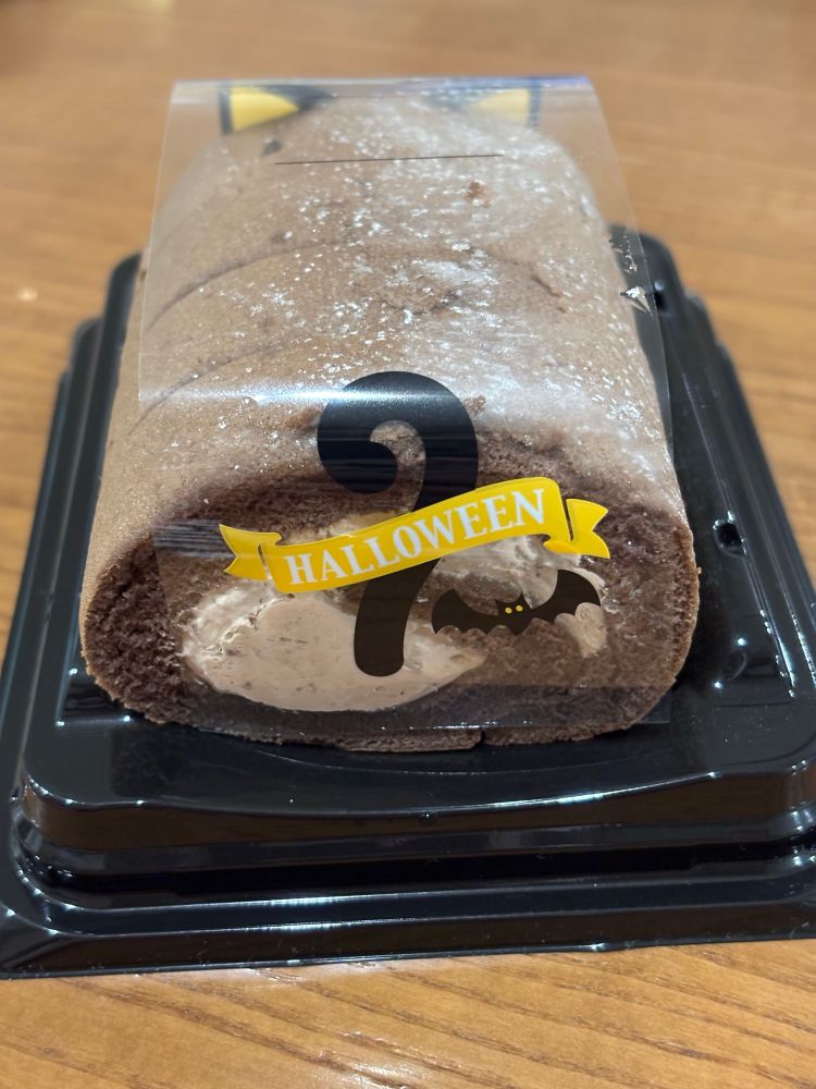 チョコロールケーキにフィルムで猫のしっぽをつけたハロウィンのコンビニスイーツ
後ろから