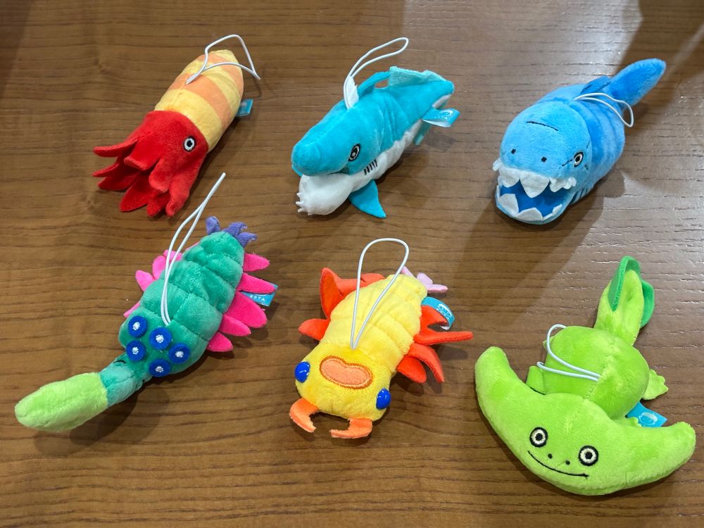 ガチャのぬいぐるみ
左上からチョッカクガイ、ヘリコプリオン、ダンクルオステウス、オパビニア、アノマロカリス、ディプロカウルス