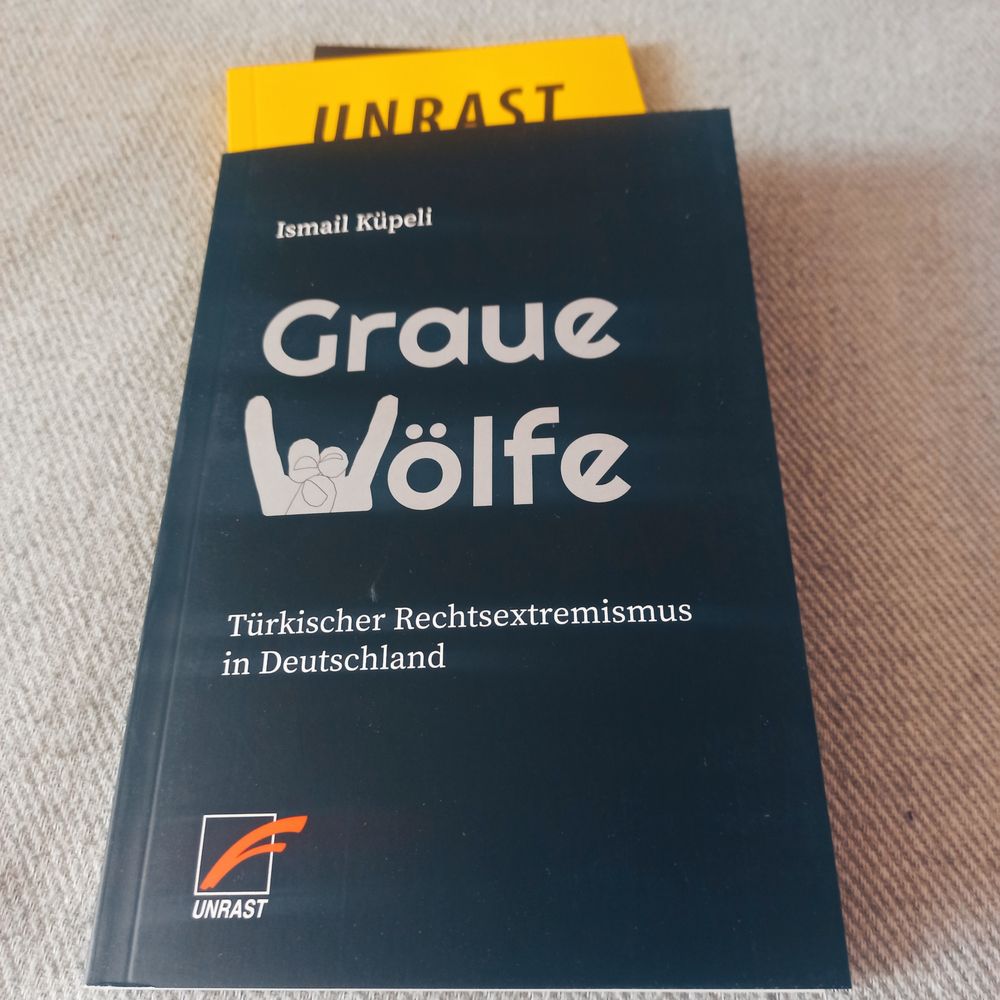 Foto: Cover vom Buch "Graue Wölfe" Türkischer Rechtsextremismus in Deutschland von Ismail Küpeli. UNRAST Verlag