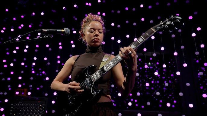 Nilüfer Yanya playing guitar live.