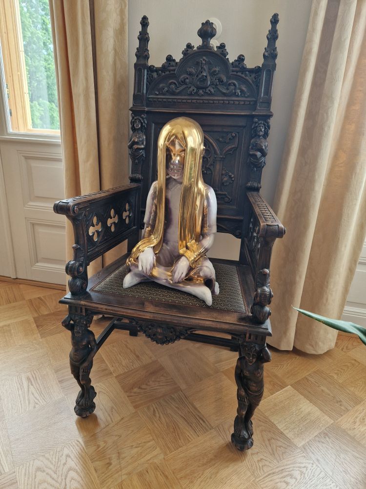 Kim Simonssons girl with golden hair.