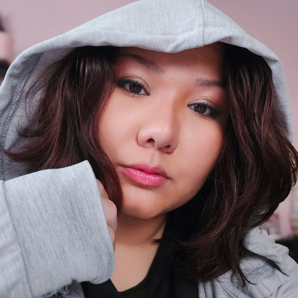 portrait mode selfie, so the background is blurred. i'm wearing a light gray hoodie.