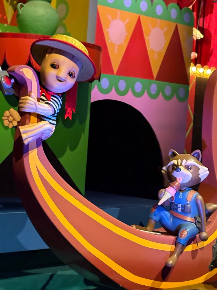 ロケットと船に乗るグルート
