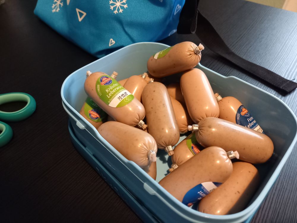 Brotdose mit 16 kleinen Leberwürsten.