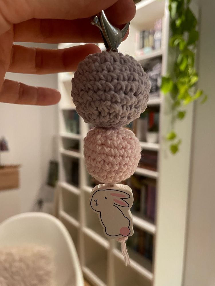 Anhänger aus gehäkelten Kugeln in rosa und lila