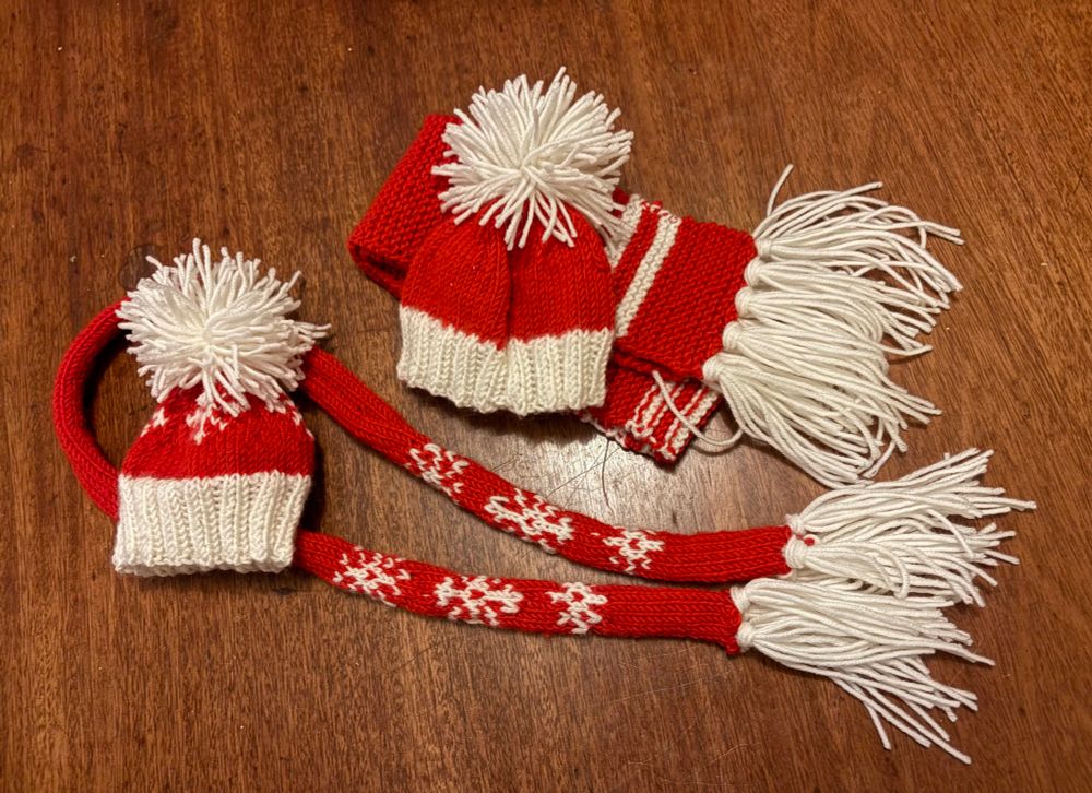 New scarf and hat with the original one.